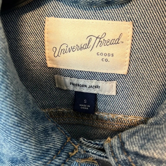 Universal Thread Freeborn Light Jean Jacket. Size Small - Picture 3 of 4